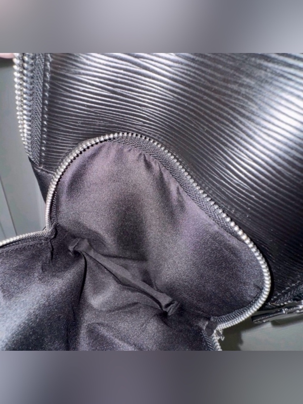 Maverick & Co. Noah Classic Sling Bag. - Picture 5 of 9